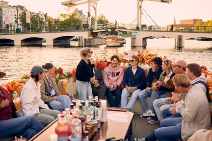 Tur mewah menyusuri kanal dengan bunga dan bar di atas kapal di Amsterdam