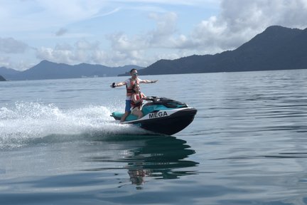 プラウダヤンバンティン島・ランカウイ島 ジェットスキーツアー（Mega Water Sports提供）