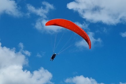 Lawatan Peribadi Paragliding dan Melihat Matahari Terbenam di Uluwatu, Bali