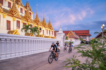 Bangkok: Tour thành phố với chùa và chợ hoa bằng xe đạp