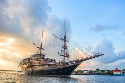 Pengalaman Pirate Dinner Cruise di Bali