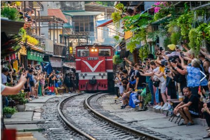 Lawatan Berjalan Kaki ke Pasar Tersembunyi Hanoi, B52 Memorial & Train Street