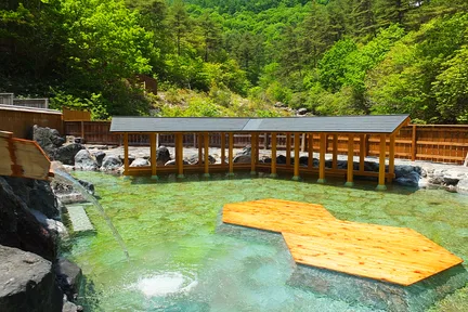 东京出发｜草津温泉 & 火山秘境 & 轻井泽度假购物2天游