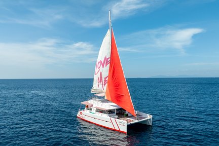 Coral or Racha Island Catamaran Yacht Tour dari Phuket