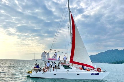 แพ็กเกจล่องเรือชมพระอาทิตย์ตกแบบมาตรฐานพร้อมอาหารค่ำ โดย Kapal Layar ในลังกาวี