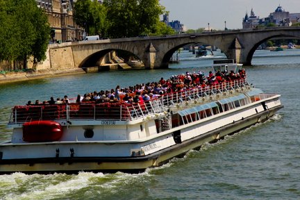 Seine River Sightseeing Cruise and Combo Experience in Paris