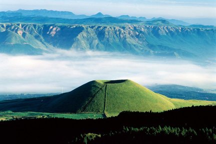 Однодневная поездка в храм Камиками Кумано, гору Асо и горячий источник Курокава｜Отправление из Фукуока.