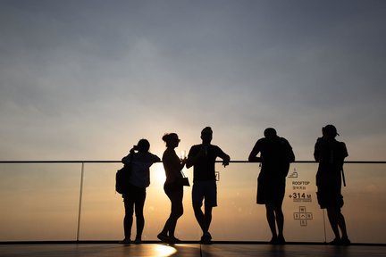 Photogenic Wat Arun & Golden Hour Tour di Mahanakhon Sky Walk