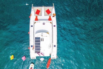 Excursión de un día al atardecer en Coral Island con snorkel en catamarán