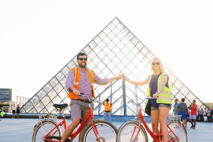 Tour nocturno en bicicleta por París con crucero en barco por el Sena