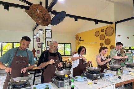 Suwannee Thai Cooking Class with Market Tour