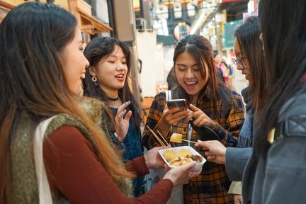 Tour a piedi gastronomico di mezza giornata del mercato di Kuromon a Osaka