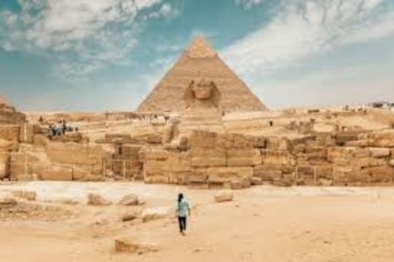 Day Tour to Giza Pyramids, Egyptian Museum, and Bazaar with pickup