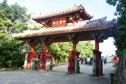 Entrada de pago al área del parque del castillo Shurijo en Naha