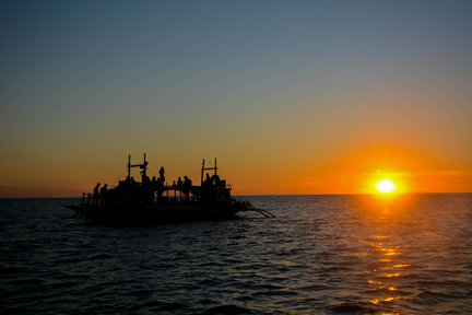 Crucero al atardecer en Boracay con kayak, tabla de remo y cola de sirena