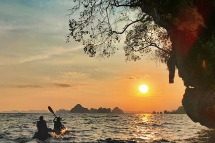 Serenata in kayak al tramonto ad Ao Thalane, Krabi