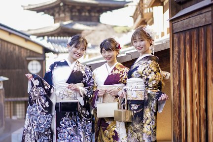 Kimono rental (by Kyoto Aiwafuku, Kiyomizu Yasaka Pagoda Store)