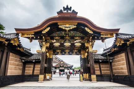 Visita guiada a pie para grupos pequeños del castillo de Kioto Nijo y el palacio imperial - 3 horas