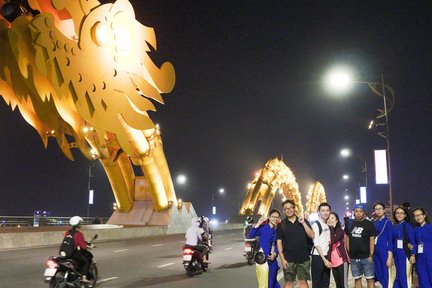 Tour privato della città di Da Nang e crociera Han notturna con Aodai Rider