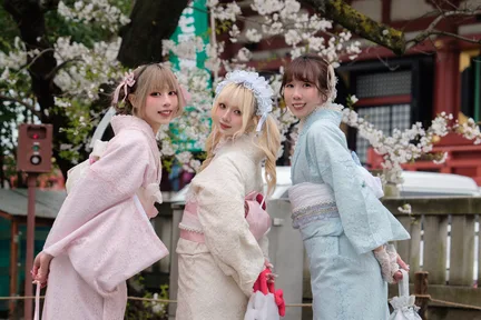 Kimono rental experience & photo shoot in Asakusa by KANON