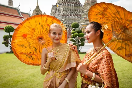 (Free eSM) Thai Costume Photo Tour at Wat Arun in Bangkok
