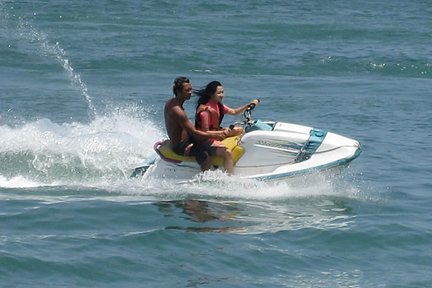 Paquetes de deportes acuáticos en Bali con barco con fondo de cristal de cortesía a la Isla Tortuga