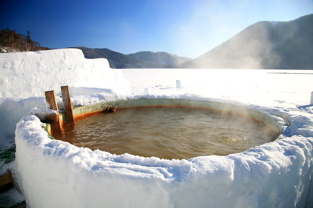 雪 季 特 別 限 定 然 別 湖 溫 泉( 圖片來源 : <a href="http://goo.gl/inTa0R">goo.gl/inTa0R</a> )