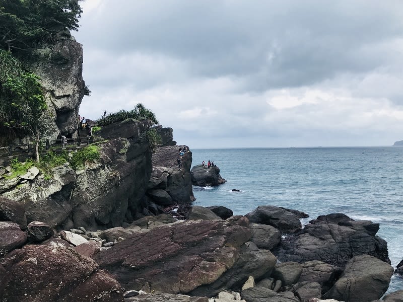 海水將岩石沖刷成各種形狀,是海釣者的天堂。