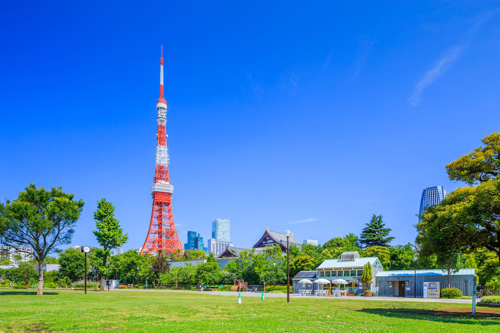 白天時從芝公園拍攝的東京鐵塔。|來源:fastjapan.com