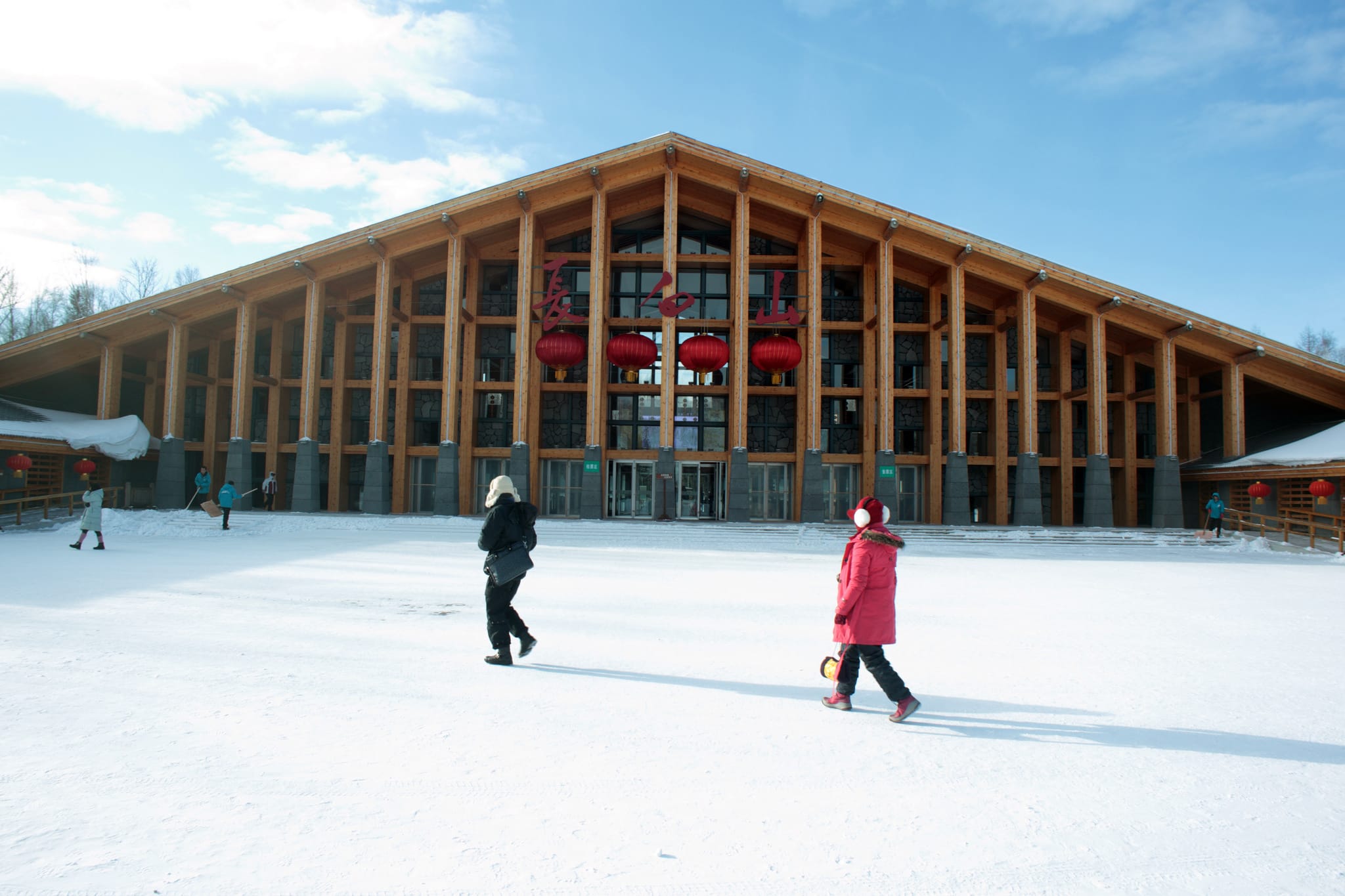 長 白 山 是 大 陸 內 地 旅 滑 雪 旅 遊 十 分 熱 門 的 地 方