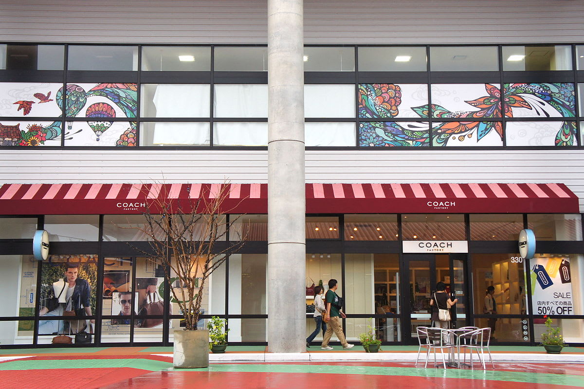 1200px-Coach_at_Ashibinaa_Outlet_(Tomigusuku,_Okinawa)
