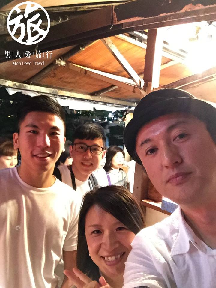 屋台位子隔壁的日本夫妻,就這樣聊起天變好友了。