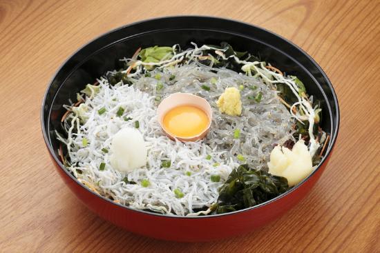 來到江之島一定要品嚐看看的吻仔魚丼。|來源:tripadvisor.jp