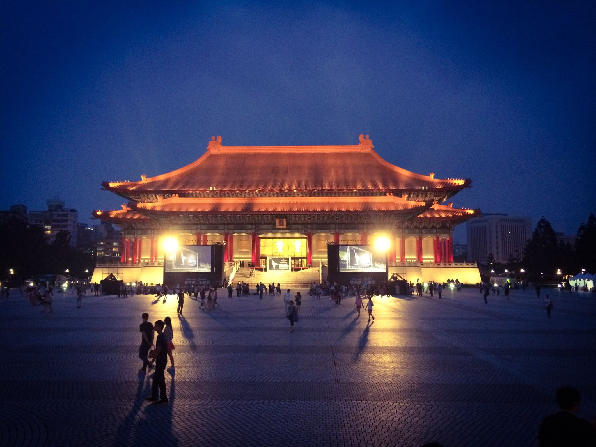 Klook 客 路 ・ 探 索 未 知 的 你 歷 史 與 人 文 的 薈 萃 , 在 台 北 的 夜 晚 中 , 綻 放