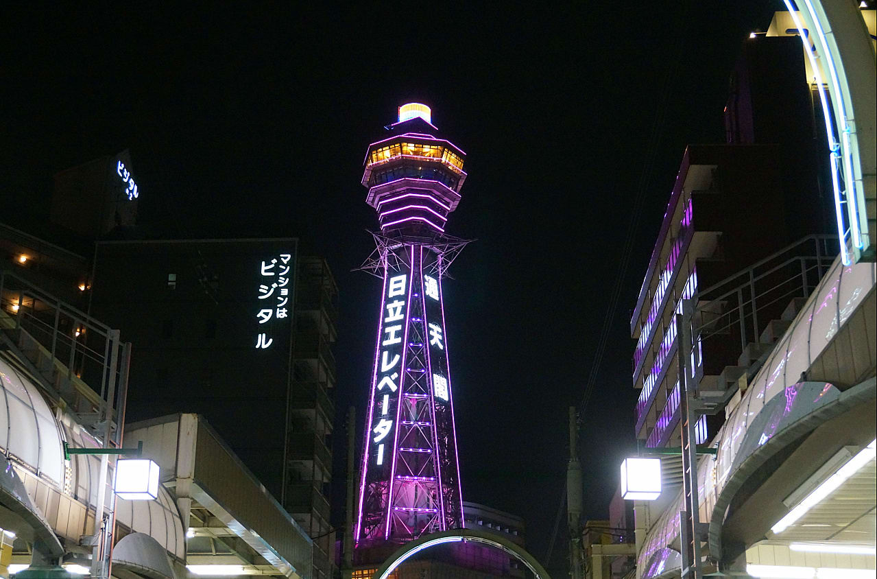 夜 間 的 天 守 閣 ( 圖 片 來 源: 痞 客 邦 )