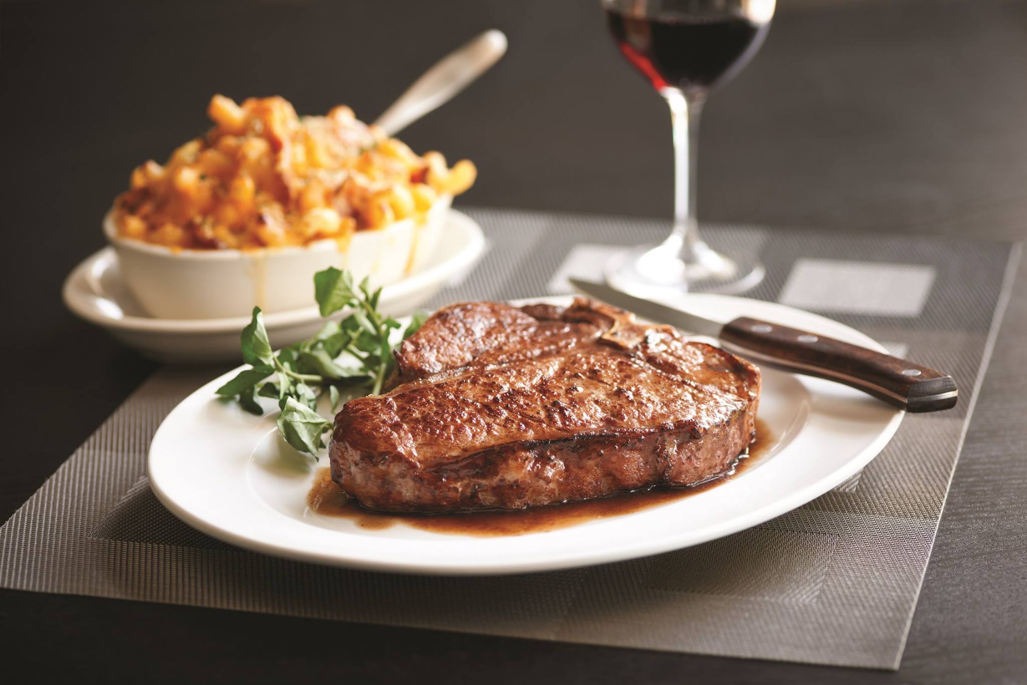 照 片 來 源 :Morton's The Steakhouse - Taipei 台 北 莫 爾 頓 牛 排 館 CC by 2.0