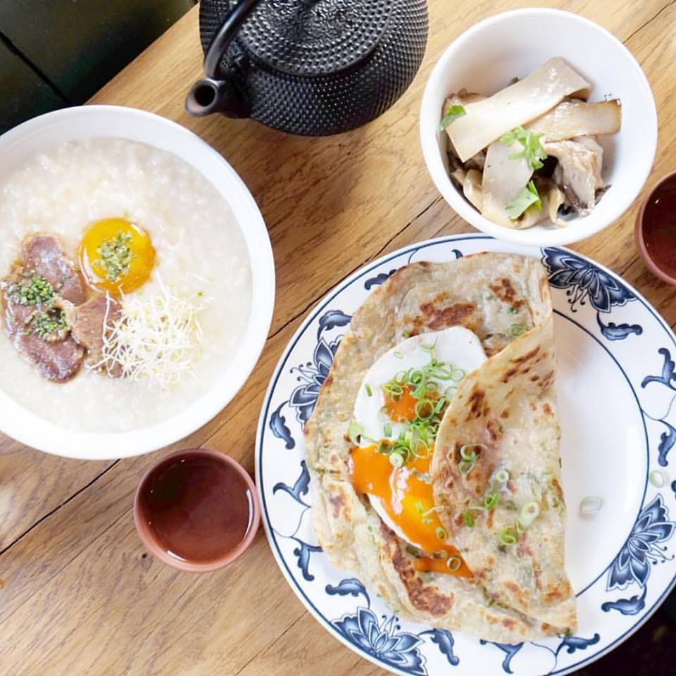 保 留 了 最 傳 統 中 國 菜 的 食 物 擺 設,但 以 不 一 樣 的 餐 廳分 圍 呈 現。