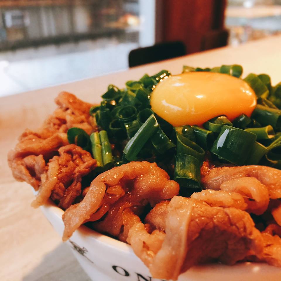 牛 丼 飯 。圖 片 來 源 : 台 灣 航 海 王 主 題 餐 廳 粉 絲 團 。