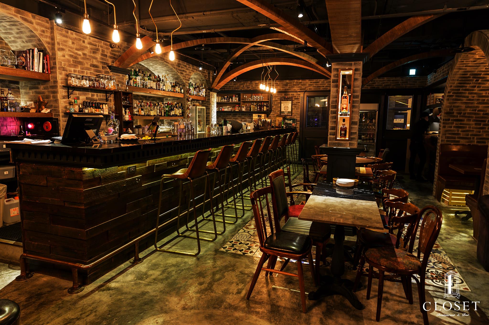 照 片 來 源 : Closet Restaurant & Bar CC by 2.0