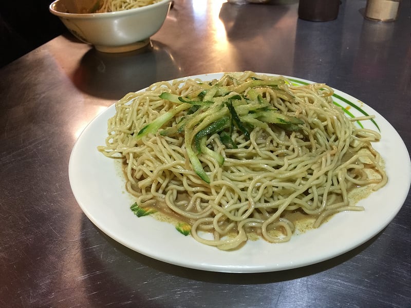 濃 郁 芝 麻 香 與 麵 條 拌 在 一 起 , 好 肥 好 好 吃 。