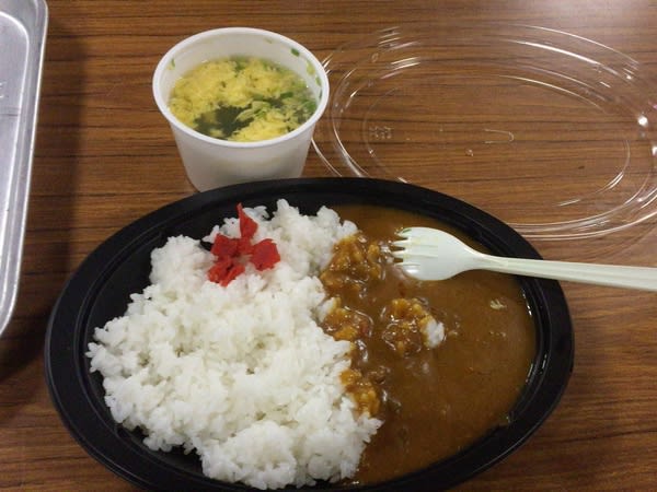 山 屋 提 供 的 晚 餐 : 咖 哩 飯 。