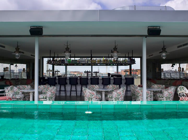 Soho House Berlin 融 合 了 復 古 與 摩 登 潮 流 的 元 素,象 徵 柏 林 的 生 活 意 識 形 態 。