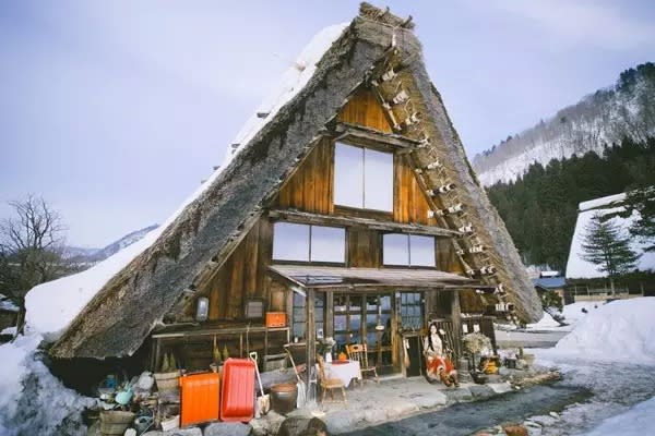 白 川 鄉 的 合 掌 建 築 獨 具 特 色 , 歷 史 悠 久 , 至 今 人 們 來 這 裡 還 能 聞 到 歷 史 的 氣 息 , 冬 天 的 白 川 鄉 被 皚 皚 白 雪 覆 蓋 , 就 像 童 話 裡 面 的 村 落。