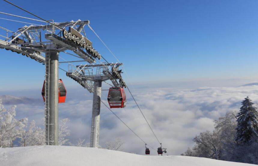 亞 布 力 南 讓 人 滑 雪 之 外 也 可 享 受 極 致 的 山 景
