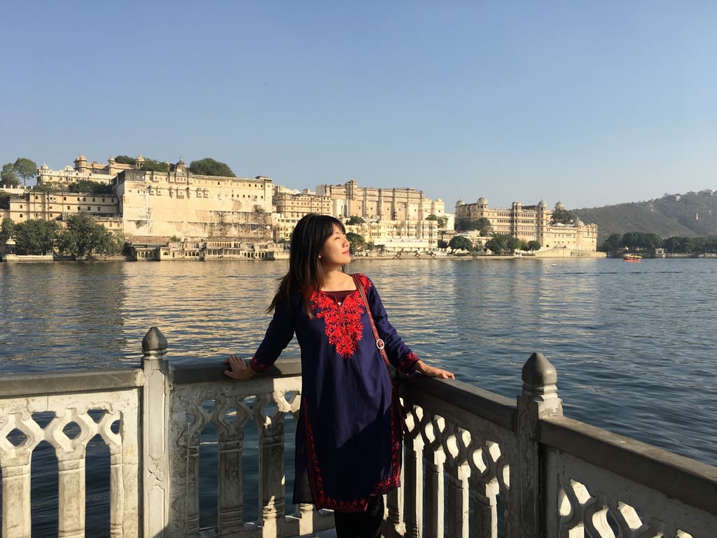 烏代浦(Udaipur) 穿上傳統服,靜靜感受這座城市的魅力,湖水的溫柔讓我想永遠的待下Pic/Facebook: TraveLinArt2017