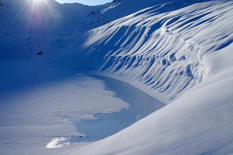 北阿爾卑斯的融雪(照片來源:Tateyama Kurobe Alpine Route官網)https://www.alpen-route.com/tw/