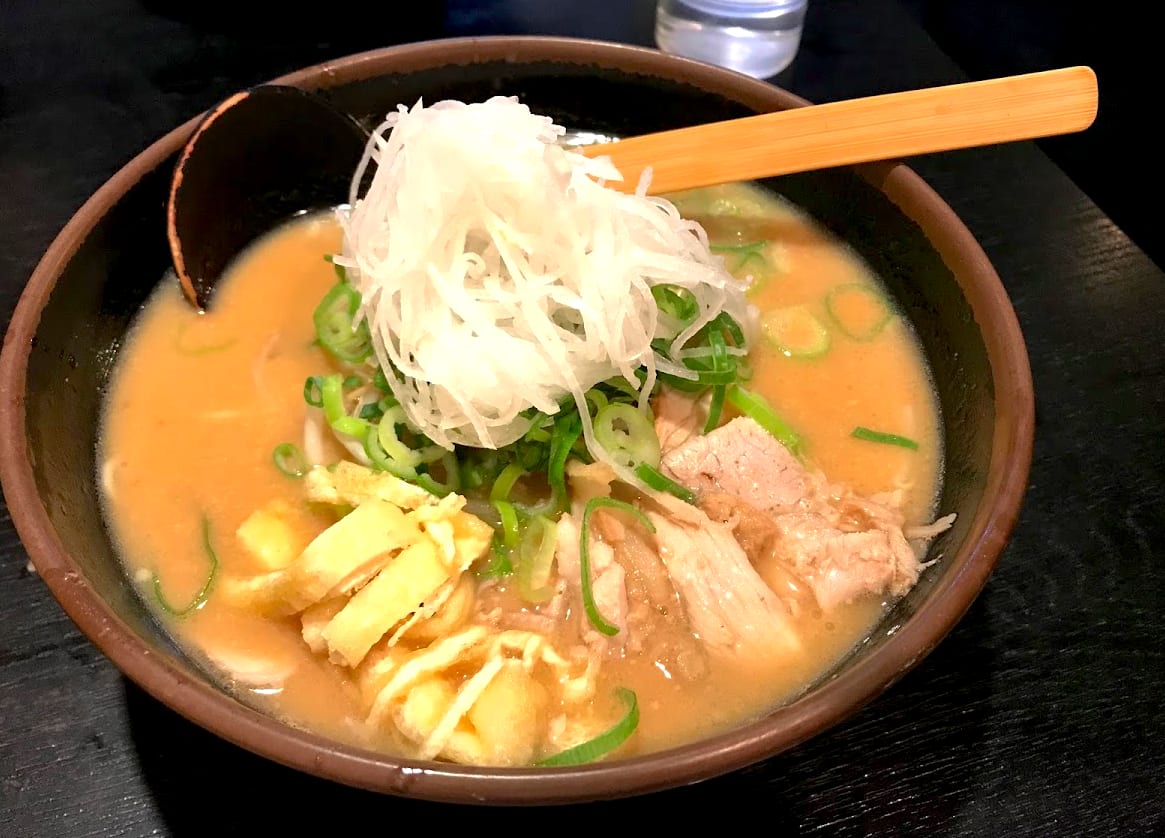 在清酒的故鄉大嗑在地的玄屋酒粕拉麵 | 圖片來源:吳胖達