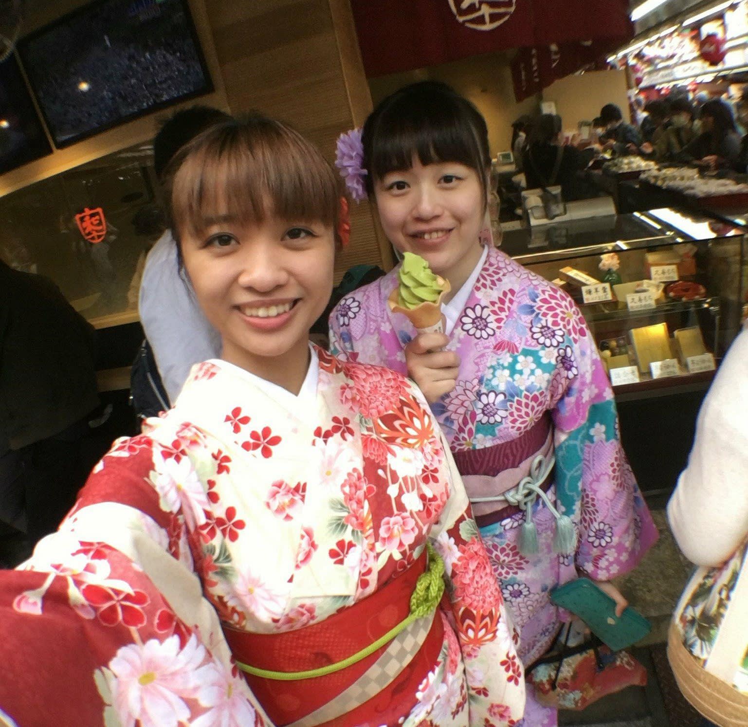 畢業旅行去哪兒?來趟東京 淺草和服 之旅吧 淺草寺附近的甜點隨便買都好好吃|photographer: Vanessa
