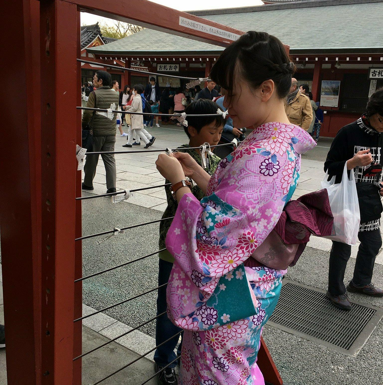 畢業旅行去哪兒?來趟東京 淺草和服 之旅吧 抽到凶籤,記得將籤綁在架子上|photographer: Vanessa