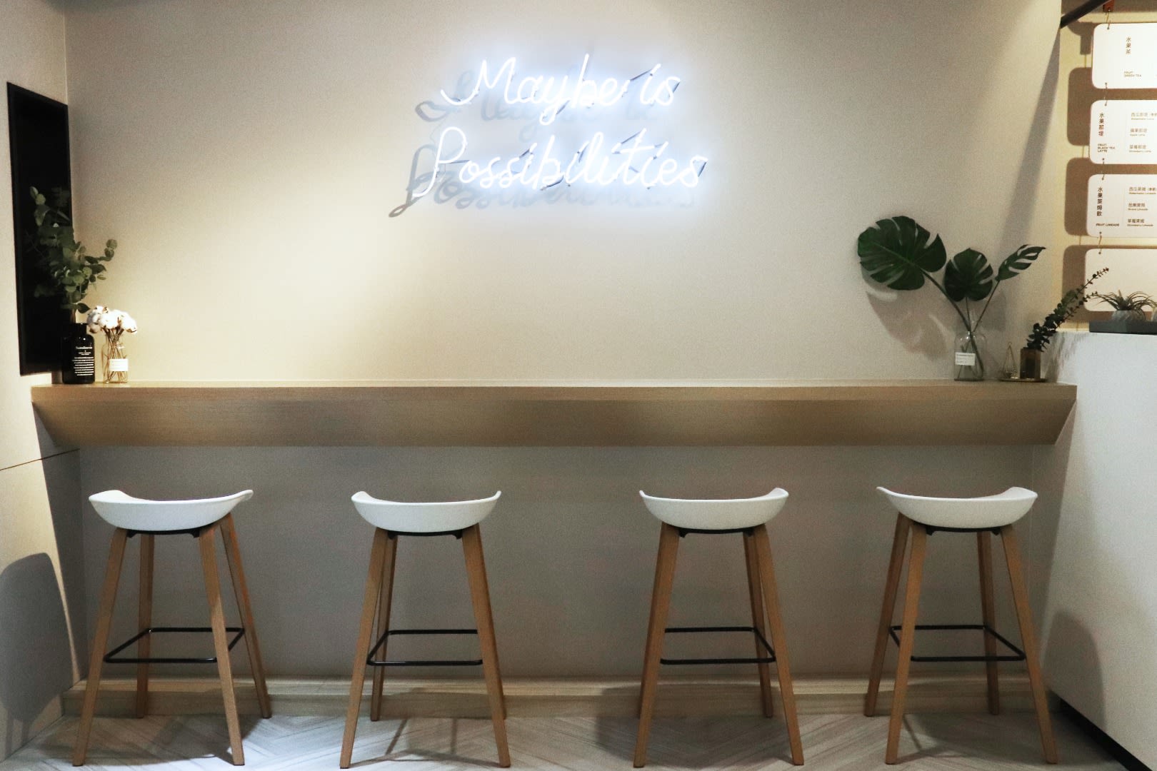MAYBE時尚水果飲品,店內裝潢走韓風系列。 MAYBE時尚水果飲品,店內裝潢走韓風系列。